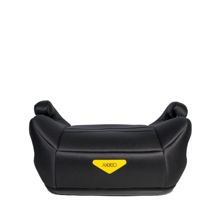 Banco elevatório Axkid Mate 2 preto, visto de frente, com o logótipo amarelo Axkid proeminente na parte central.