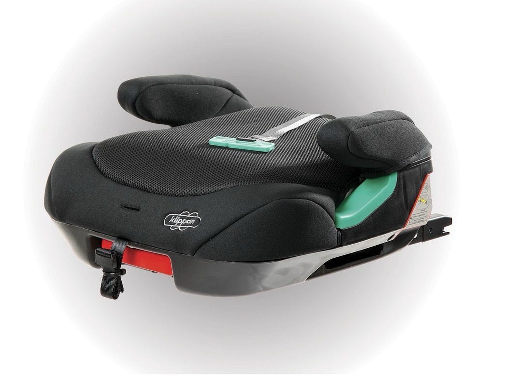 Perspetiva lateral do banco elevatório Klippan Cushion Freestyle ISOFIX, mostrando os conectores ISOFIX e a guia de cinto, fundo branco.