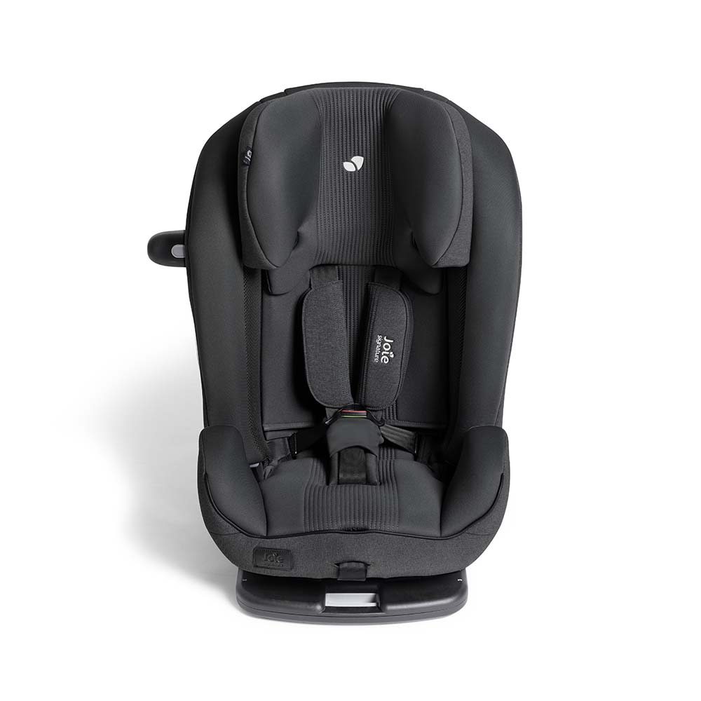 Cadeira auto Joie i-Plenti Signature preta, vista frontal detalhada, mostrando o encosto de cabeça Tri-Protect e acolchoamento deluxe.