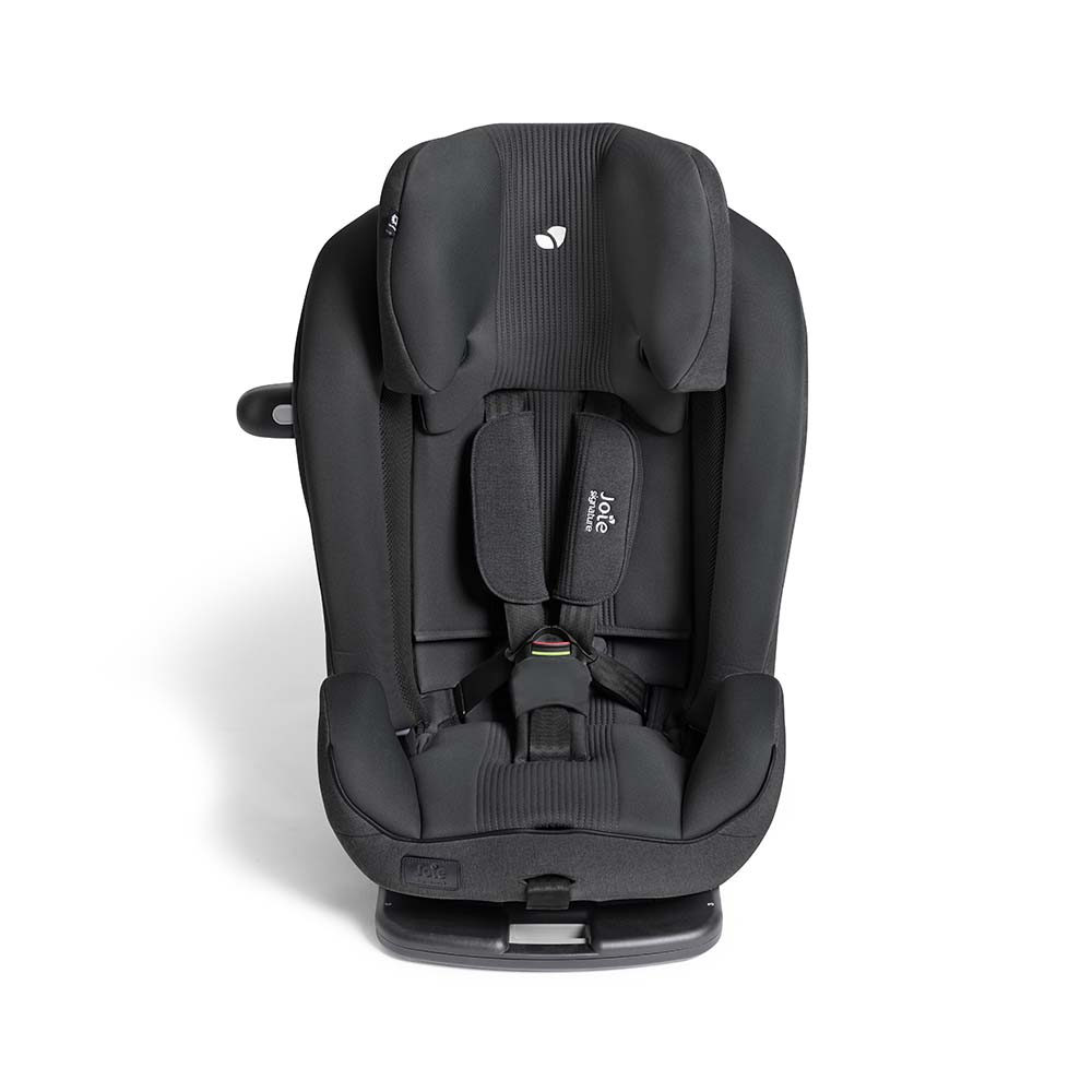Cadeira auto Joie i-Plenti Signature preta, vista frontal, com arnês de 5 pontos e redutor de corpo, sobre fundo branco.