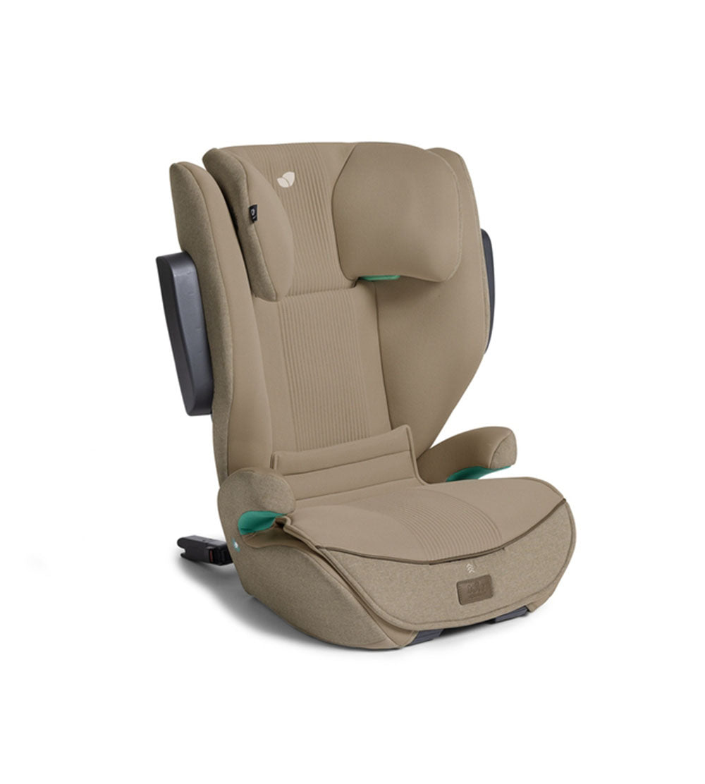 Cadeira auto Joie i-Traver Signature Grupo 2/3 na cor cinzento escuro, instalada a favor da marcha com ISOFIX e cinto de segurança.