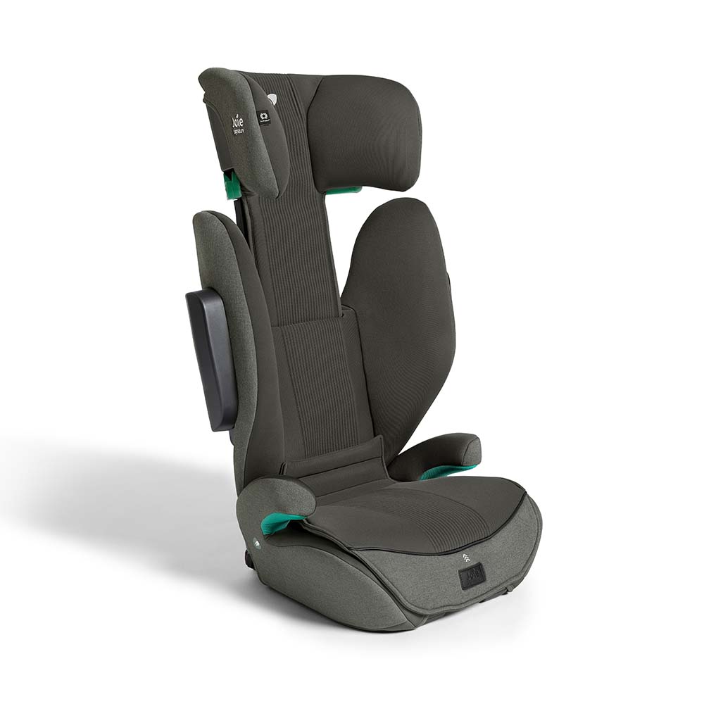 Cadeira auto Joie i-Traver Signature Grupo 2/3 em cinzento escuro, instalada a favor da marcha, mostrando o encosto de cabeça ajustável e o cinto de segurança do veículo.