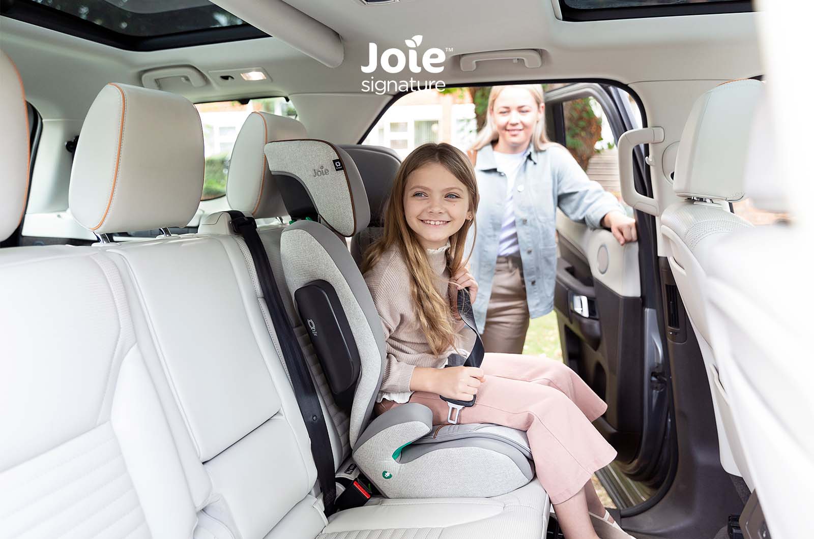 Cadeira auto Joie i-Traver Signature Grupo 2/3 (100-150cm) na cor cinzento escuro, instalada a favor da marcha com ISOFIX.