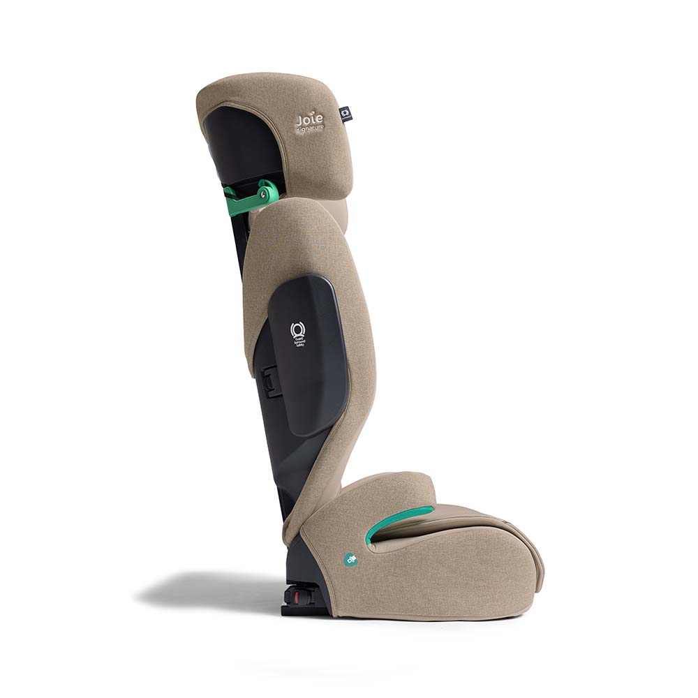 Criança (aproximadamente 6 anos) sentada confortavelmente na cadeira auto Joie i-Traver Signature, com o apoio de cabeça Tri-Protect™ ajustado à sua altura.