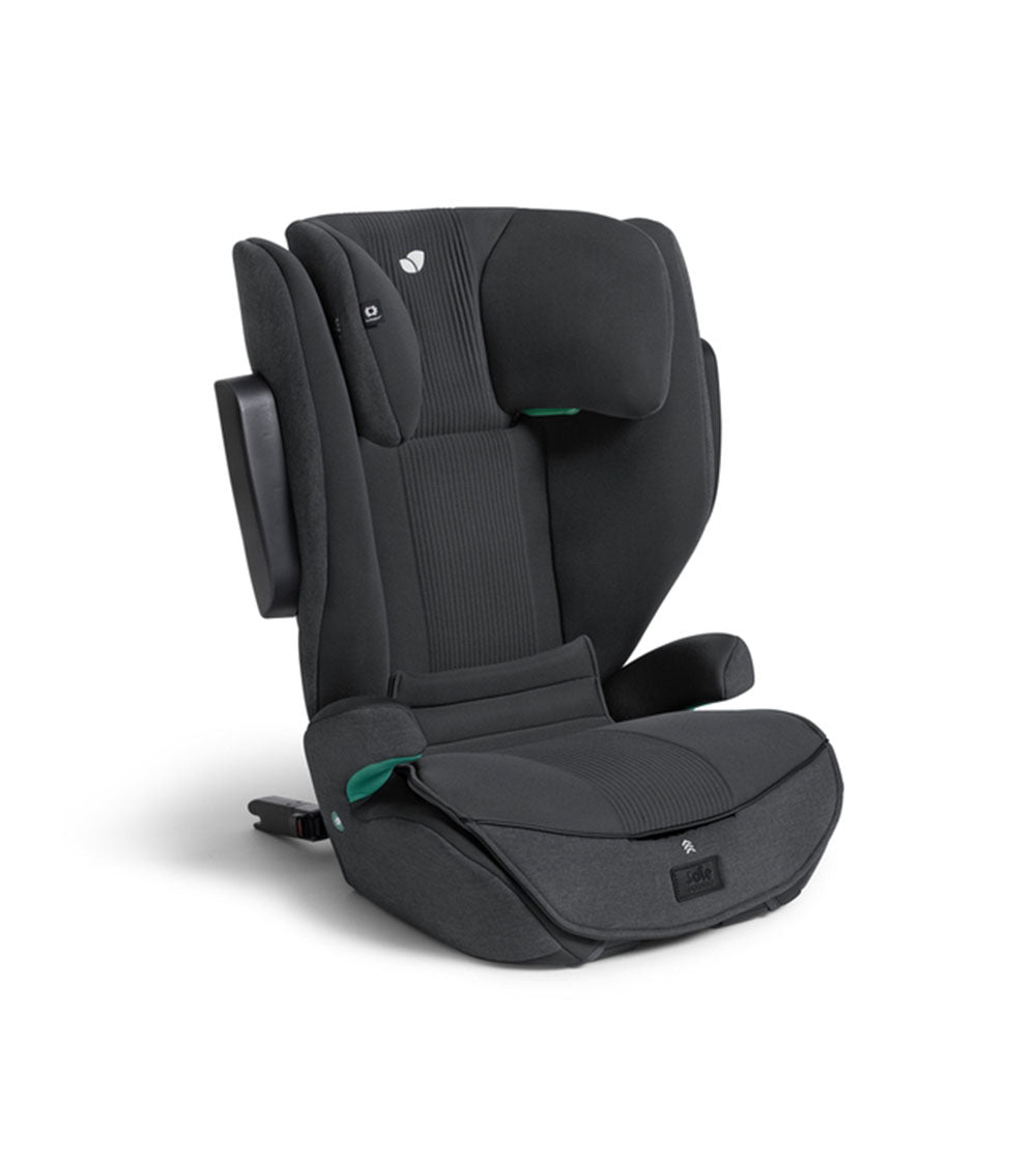 Criança com cerca de 120 cm sentada na cadeira auto Joie i-Traver Signature, com o encosto e apoio de cabeça ajustados à sua altura.