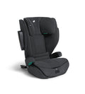 Criança com cerca de 120 cm sentada na cadeira auto Joie i-Traver Signature, com o encosto e apoio de cabeça ajustados à sua altura.