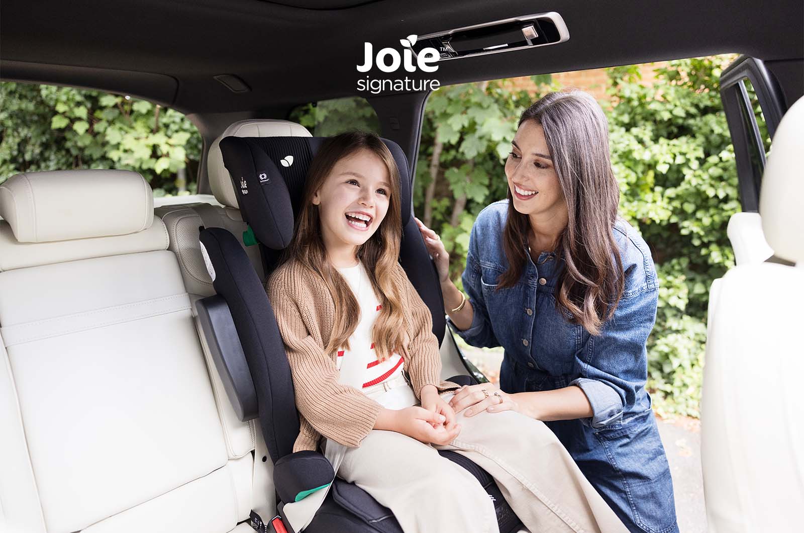 Detalhe do assento da cadeira Joie i-Traver Signature, mostrando o sistema AutoAdjust™ com as 3 posições de profundidade para as pernas.