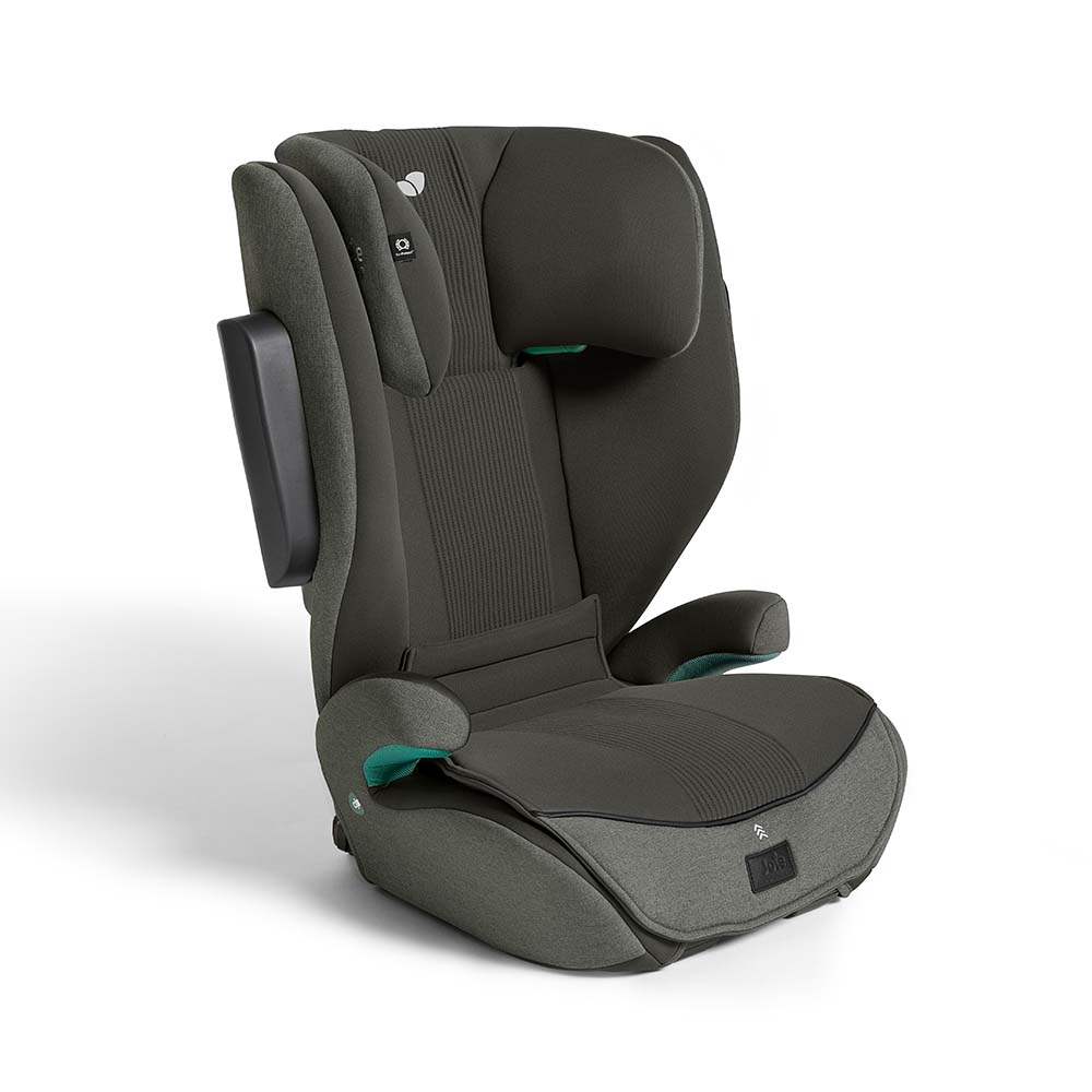 Detalhe da instalação da cadeira auto Joie i-Traver Signature com conectores ISOFIX visíveis e guias de cinto marcadas, garantindo segurança i-Size.