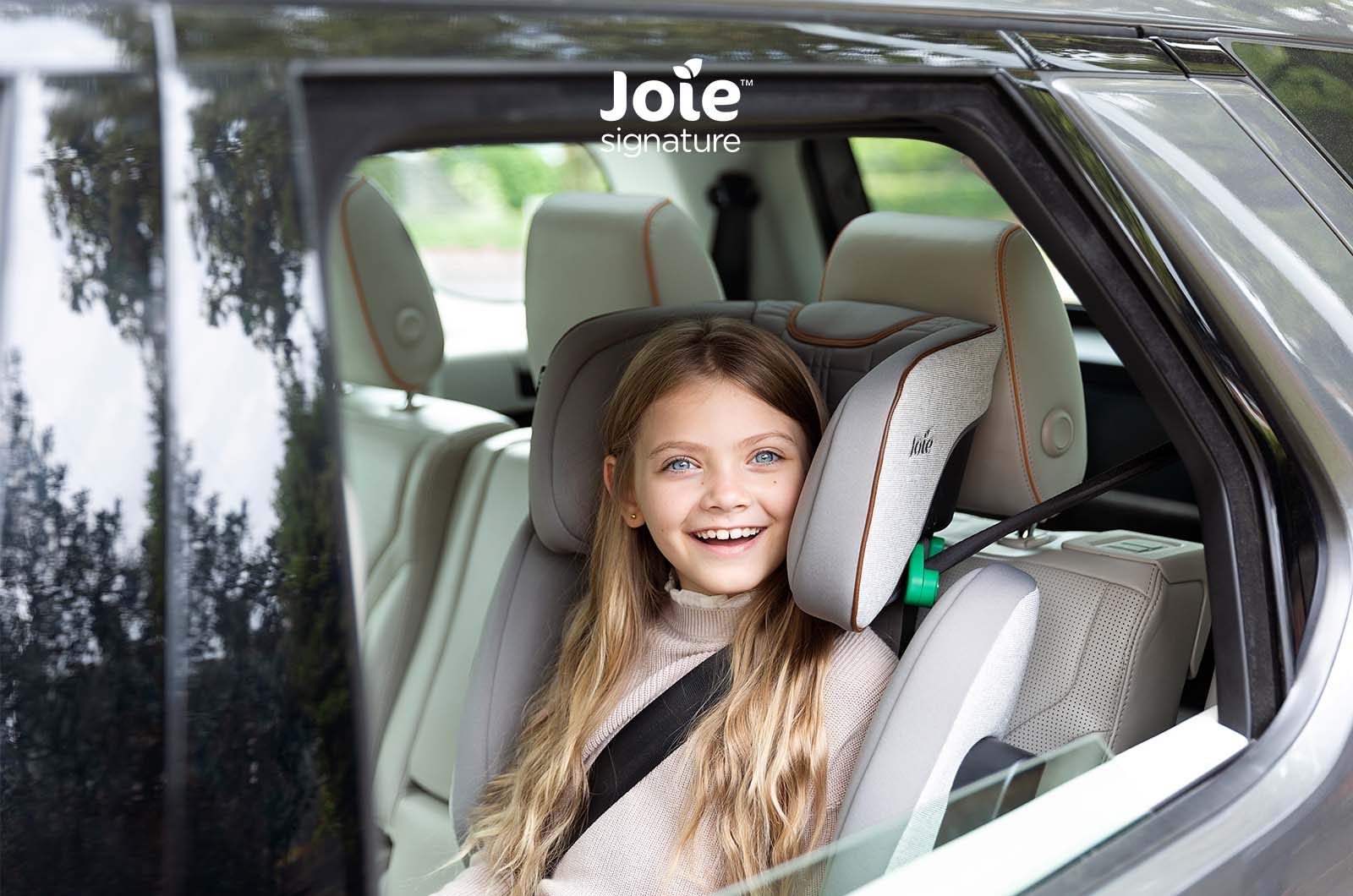 A cadeira auto Joie i-Traver Signature dobrada e compacta, ideal para transporte ou arrumação.