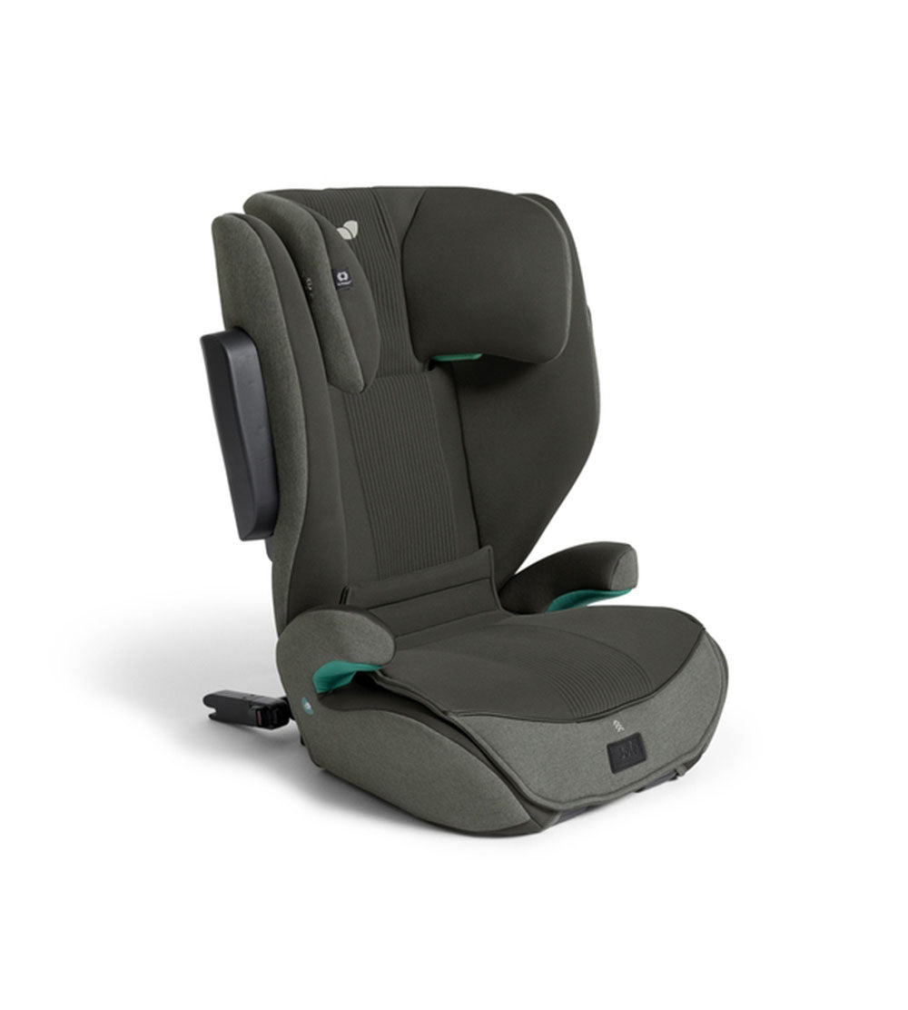 Cadeira Joie i-Traver Signature com o cinto de segurança do veículo a passar pelas guias vermelhas intuitivas para instalação correta.