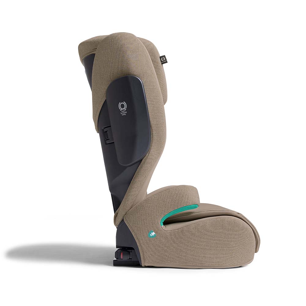 Vista lateral da cadeira Joie i-Traver Signature, destacando os painéis laterais de proteção Guard Surround Safety™ e o ajuste do encosto reclinável.