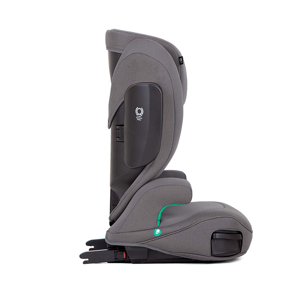 Vista lateral da base da cadeira auto Joie i-Trillo FX, mostrando o conector ISOFIX rígido e o painel de proteção lateral Guard Surround Safety™.