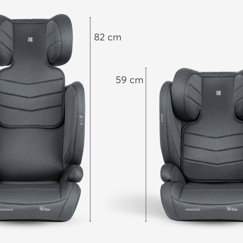 Comparação visual da altura mínima (59 cm) e máxima (82 cm) da cadeira auto KikkaBoo i-Stand para diferentes fases de crescimento.