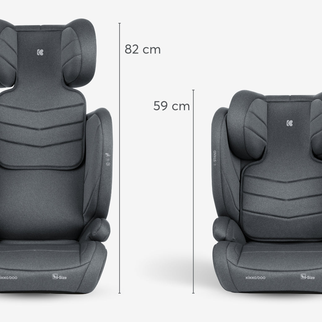 Comparação visual da altura mínima (59 cm) e máxima (82 cm) da cadeira auto KikkaBoo i-Stand para diferentes fases de crescimento.