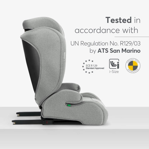 Vista lateral da cadeira auto KikkaBoo i-Stand, mostrando a certificação UN Regulation No. R129/03 e selos de teste de segurança ECE R129 e i-Size.