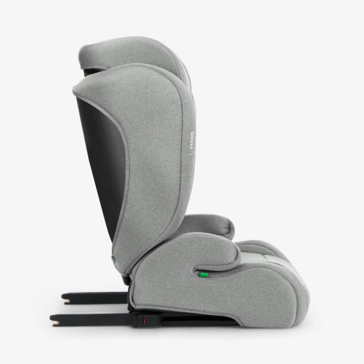 Vista lateral da cadeira auto KikkaBoo i-Stand cinzento, mostrando o sistema ISOFIX estendido para instalação segura no veículo.