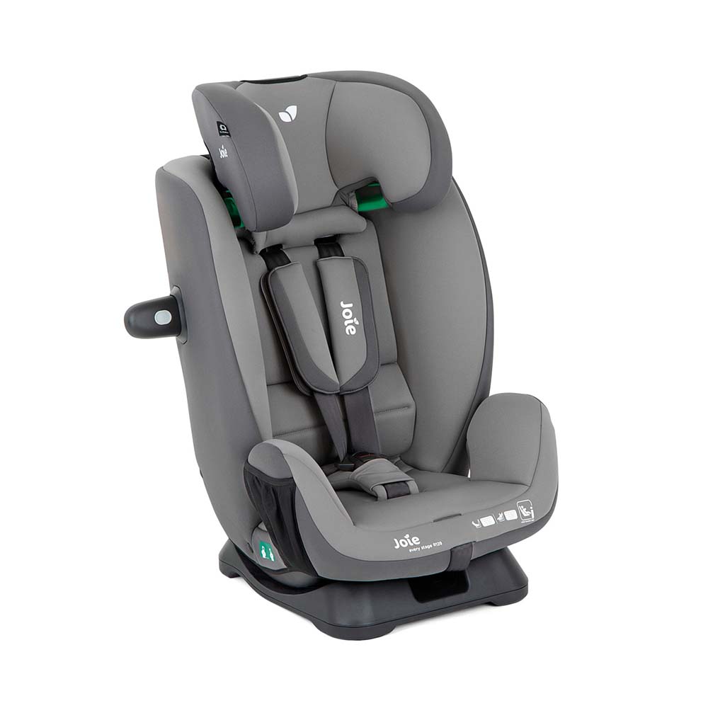 Cadeira auto Joie Every Stage R129 com o arnês de 5 pontos guardado nos compartimentos Harness Hideaway, pronta para uso como booster (100-145cm).
