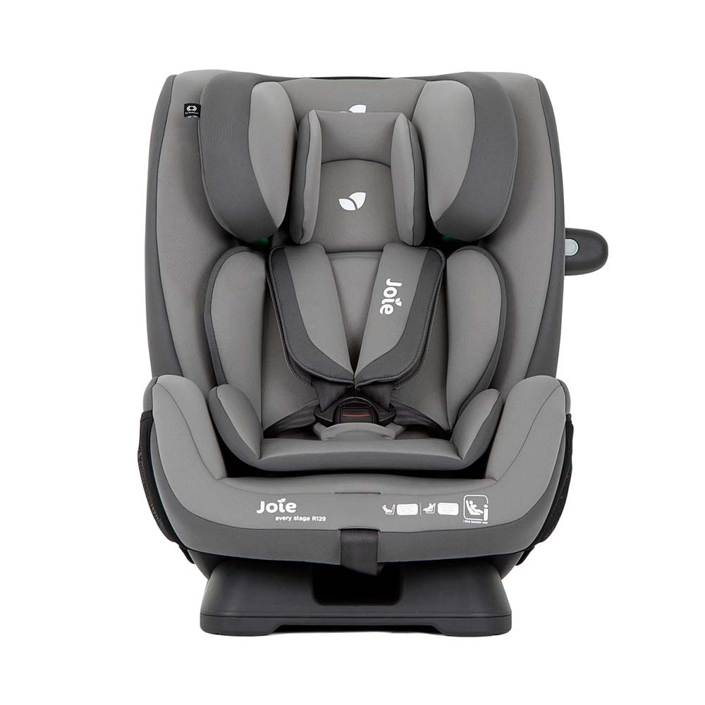 Detalhe do arnês de 5 pontos da cadeira Joie Every Stage R129, com protetores de ombros acolchoados, cor cinzento escuro.