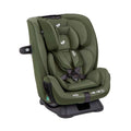 Cadeira auto Joie Every Stage R129 instalada no carro, vista de frente, demonstrando o espaço ocupado e a instalação com cinto de 3 pontos.
