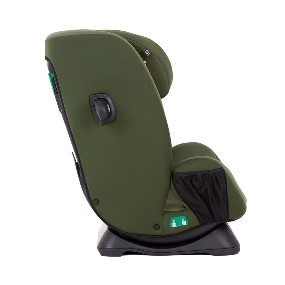 Cadeira auto Joie Every Stage R129 na posição booster com encosto, mostrando o cinto de 3 pontos do veículo a passar sobre o ombro da criança.