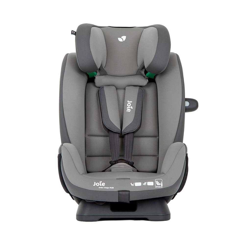 Cadeira auto Joie Every Stage R129 preta, instalada contra marcha (Rear-Facing) com redutor para recém-nascido.