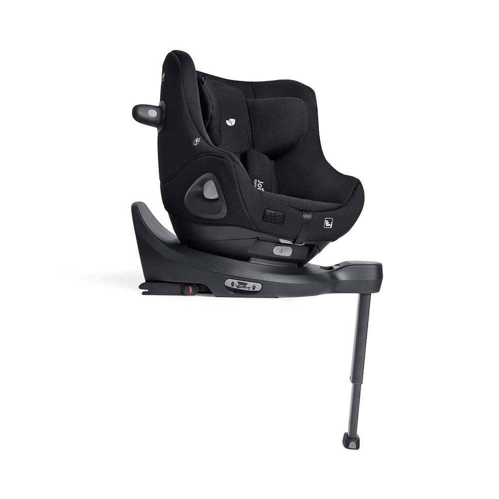 Cadeira auto Joie i-Harbour Signature montada na base i-Base Encore, com perna de apoio estendida, vista lateral.
