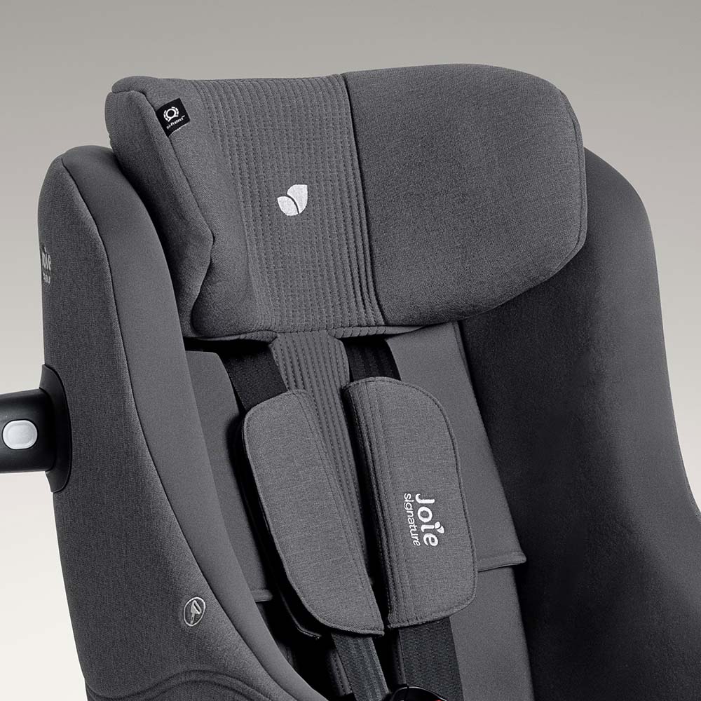 Detalhe do encosto de cabeça Tri-Protect™ e arnês de 5 pontos da cadeira auto Joie i-Harbour Signature, com logótipo Joie.