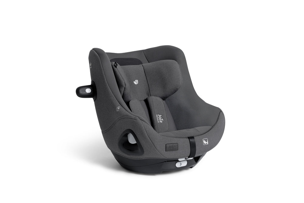 Cadeira auto Joie i-Harbour Signature E cinzenta escura, vista frontal ligeiramente lateral, com foco no arnês de 5 pontos e forro confortável.