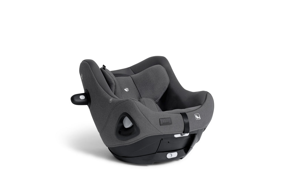 Cadeira auto Joie i-Harbour Signature E cinzenta escura, vista em ângulo, evidenciando o tecido texturizado e os detalhes ergonómicos.
