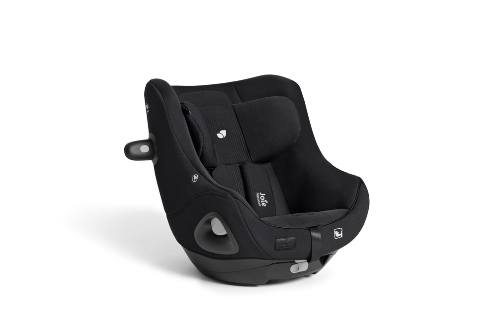 Cadeira auto Joie i-Harbour Signature E preta, vista frontal em ângulo, destacando o assento i-Size e o apoio de cabeça Tri-Protect.