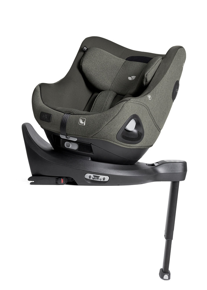 Cadeira auto Joie i-Harbour Signature E verde-escura montada na base i-Base Encore com perna de apoio estendida, pronta para instalação Isofix.
