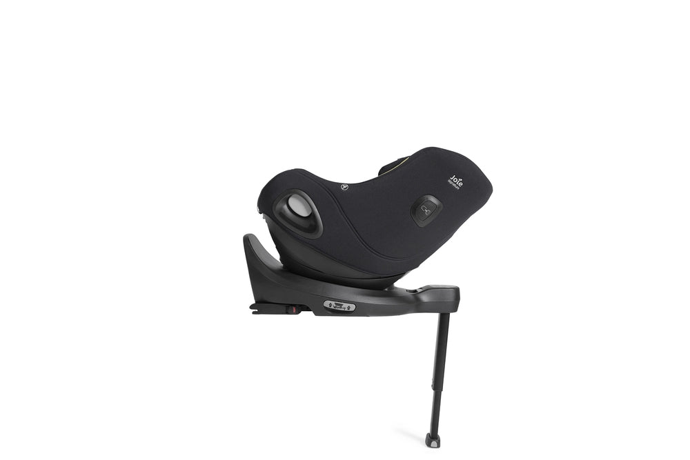 Cadeira auto Joie i-Harbour Signature E preta inclinada sobre a base Isofix com perna de apoio, vista lateral.