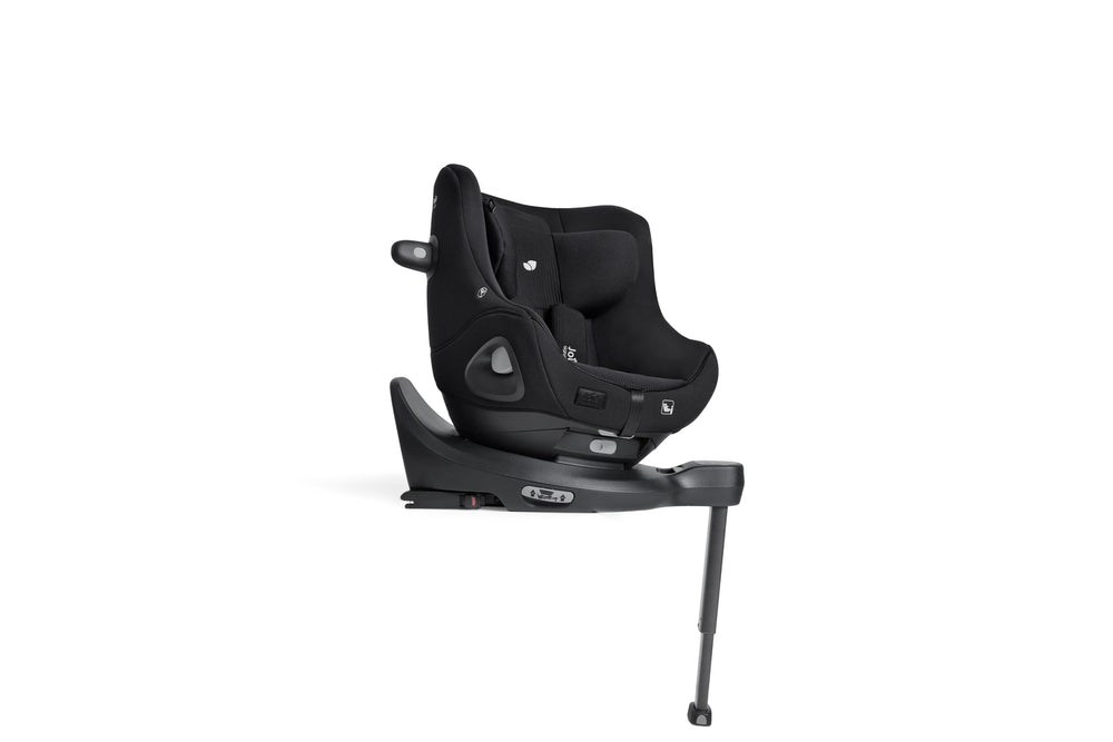 Cadeira auto Joie i-Harbour Signature E preta acoplada à base Isofix com perna de apoio, vista lateral completa.