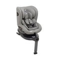 Imagem da cadeira auto Joie i-Spin 360 em ambiente de estúdio, mostrando o sistema de arnês de 5 pontos e o apoio de cabeça ajustável (Grow Together).