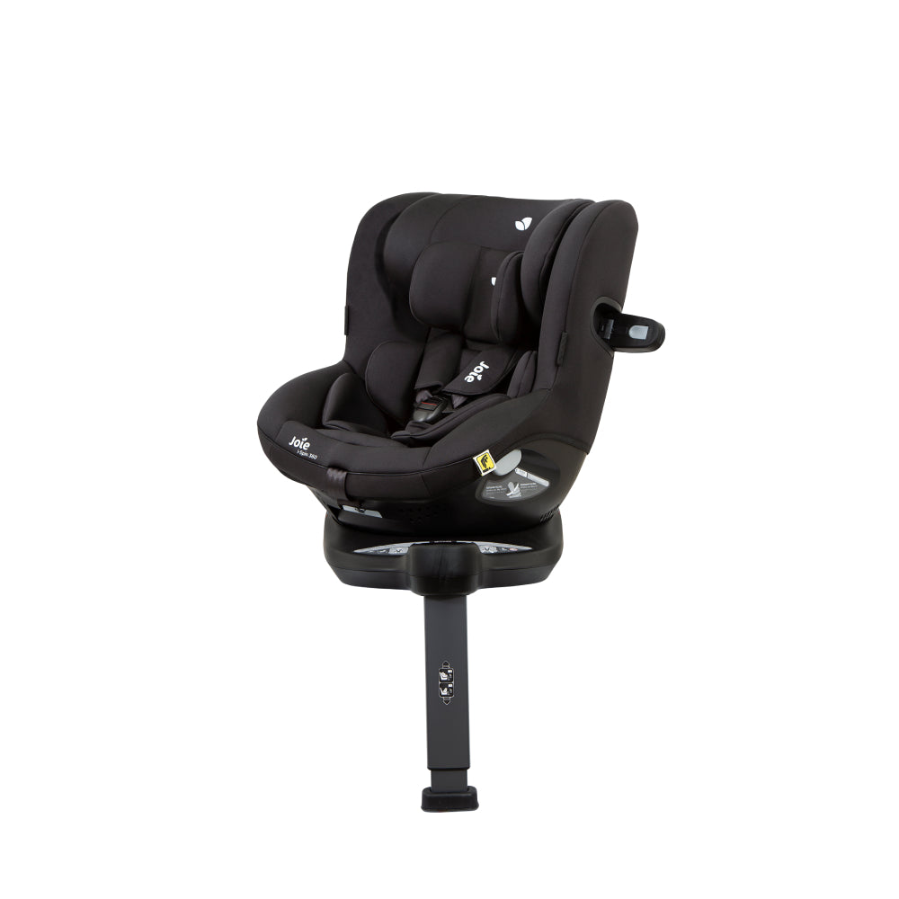 Cadeira auto Joie i-Spin 360 em cor escura, instalada em contra-marcha (rear-facing), mostrando o assento almofadado e o arnês de 5 pontos.