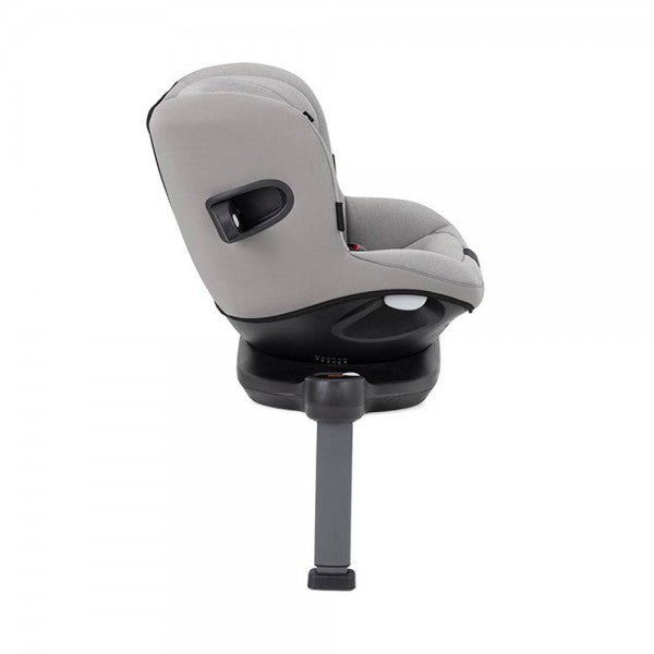 Cadeira auto Joie i-Spin 360 E instalada a favor da marcha, mostrando o arnês de 5 pontos e o apoio de cabeça ajustável.
