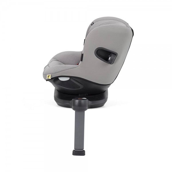 Vista de perto do apoio de cabeça ajustável e do arnês de 5 pontos do sistema Grow Together™ da cadeira Joie i-Spin 360 E.