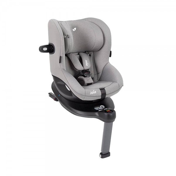 Criança (aprox. 3 anos) sentada confortavelmente na cadeira Joie i-Spin 360 E a favor da marcha, com o arnês ajustado corretamente.