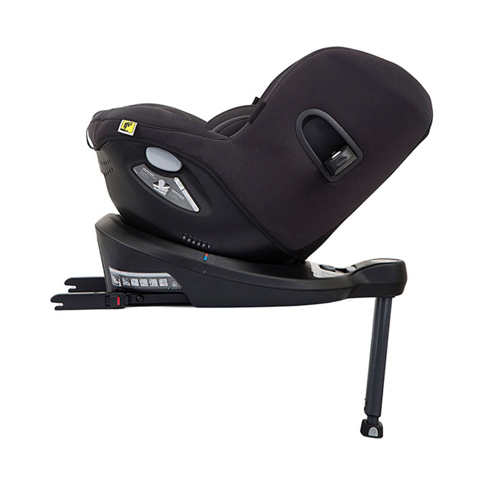 Cadeira auto Joie i-Spin 360 na cor preta, vista de frente, instalada no carro com a criança virada para trás (contra marcha), mostrando o redutor de recém-nascido.