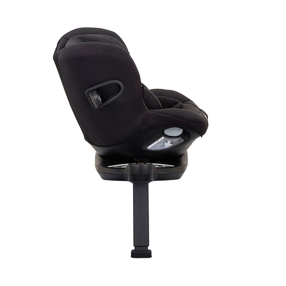 Vista lateral da cadeira Joie i-Spin 360 instalada, evidenciando a proteção lateral Guard Surround Safety™ ativada.