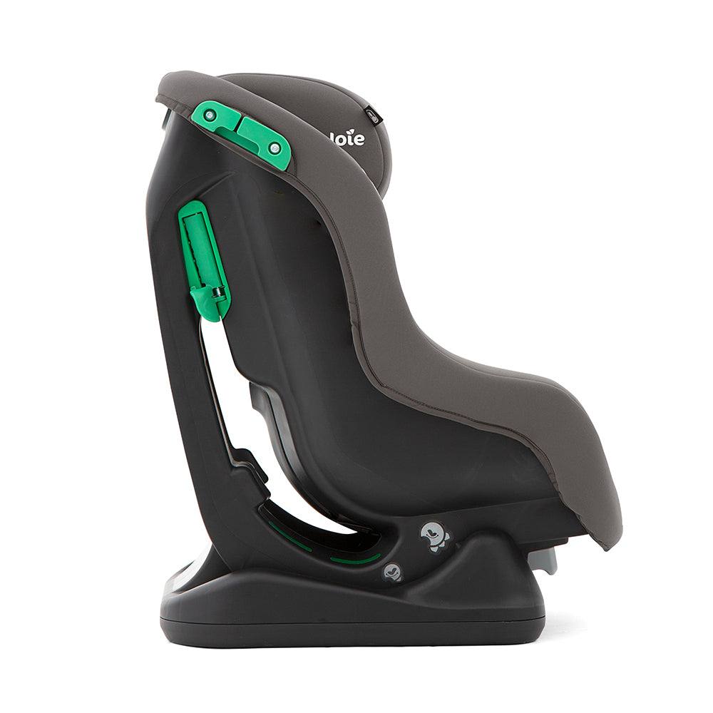 Detalhe do arnês de 5 pontos da cadeira auto Joie Steadi R129 com acolchoamento suave e ajuste simultâneo Grow Together™.
