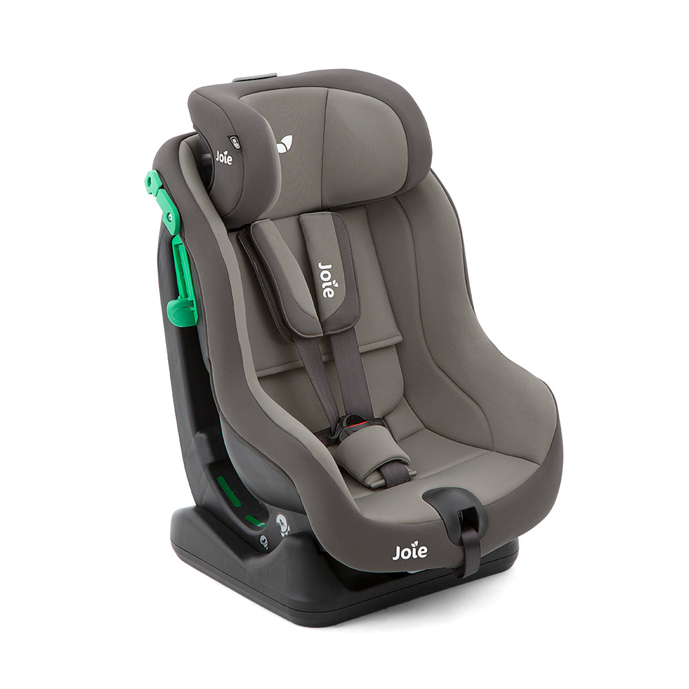 Cadeira auto Joie Steadi R129 em cor escura, com redutor de corpo para recém-nascidos, evidenciando o conforto inicial.