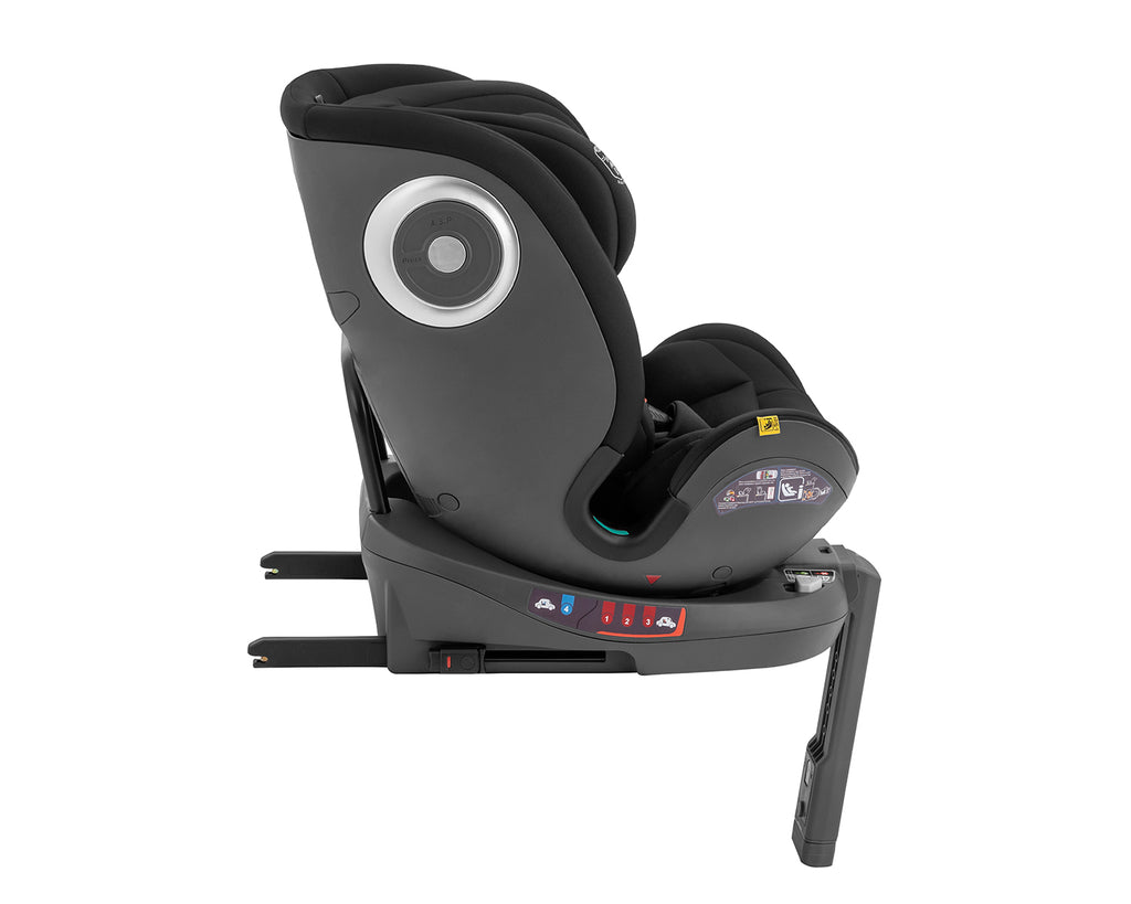 Detalhe lateral da cadeira auto Kikkaboo i-Conic preta, focando no botão de rotação prateado e nos indicadores de instalação na base.