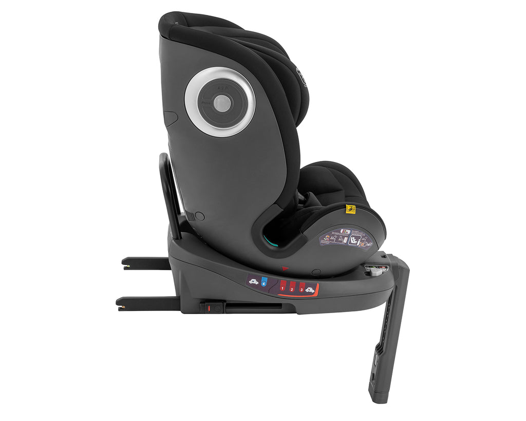 Vista lateral da cadeira auto Kikkaboo i-Conic preta, instalada em posição contra marcha, com barras ISOFIX visíveis e alavanca de ajuste da base.