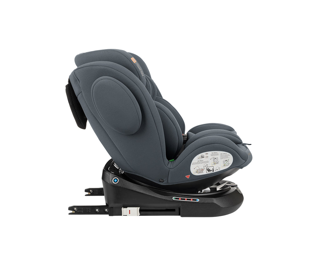 Cadeira auto Kikkaboo i-Felix 40-150, vista lateral, inclinada para trás, mostrando o sistema ISOFIX e a base giratória em cor cinza escuro.