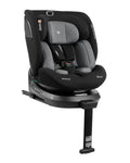 Cadeira auto Kikkaboo i-Orbit instalada em posição frontal, com arnês de 5 pontos e redutor para recém-nascido. Rotação 360º.