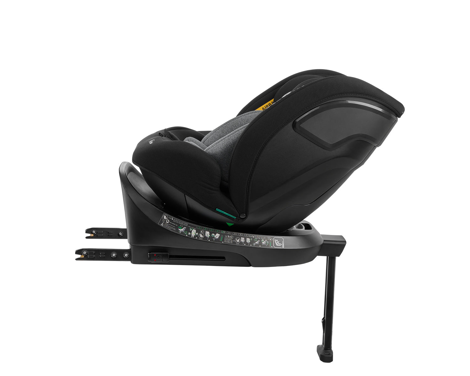 Cadeira auto Kikkaboo i-Orbit preta, vista lateralmente, instalada com ISOFIX e perna de apoio, inclinada para trás.