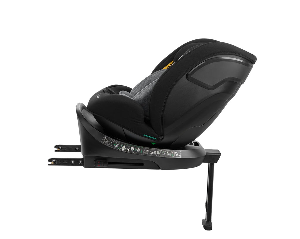 Cadeira auto Kikkaboo i-Orbit preta, vista lateralmente, instalada com ISOFIX e perna de apoio, inclinada para trás. (Imagem idêntica à 1)