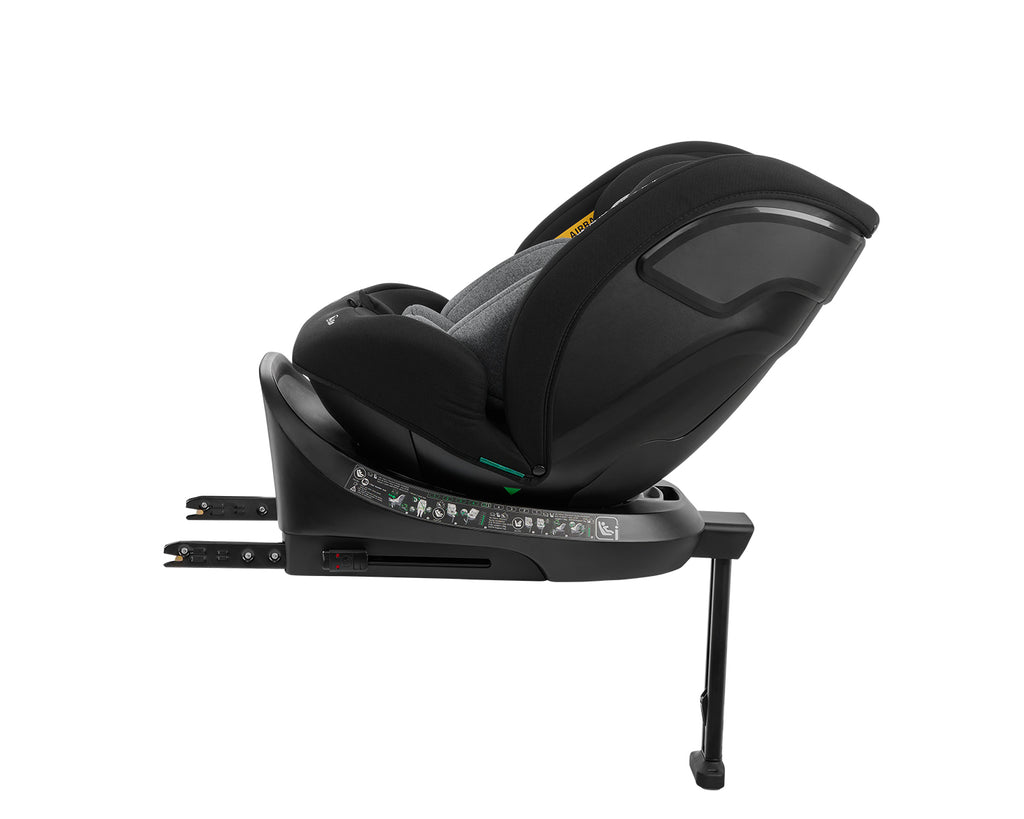 Cadeira auto Kikkaboo i-Orbit preta, vista lateralmente, instalada com ISOFIX e perna de apoio, inclinada para trás. (Imagem idêntica à 1)