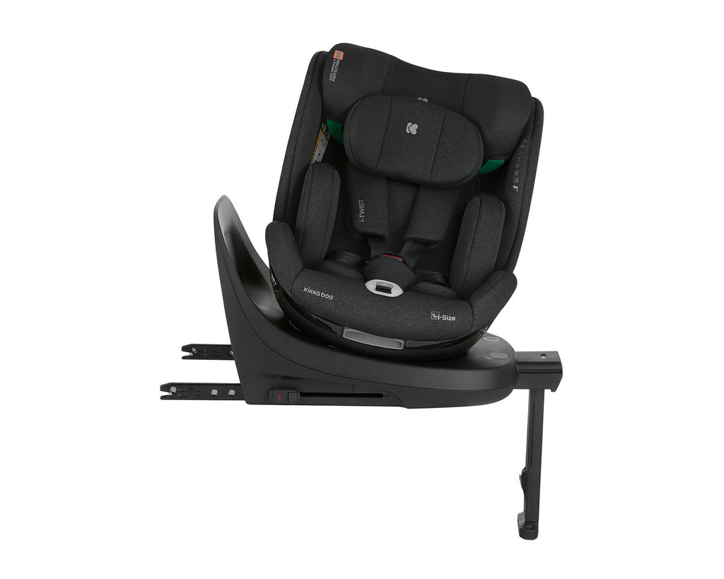 Cadeira auto Kikkaboo i-Twist preta, em ângulo, mostrando a base rotativa 360º e a perna de apoio ISOFIX.
